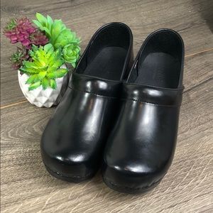 Sanita Black Womens Professional Leather Clogs